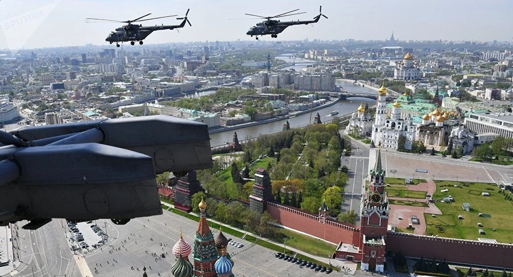 Ελικόπτερο μετέφερε οπλισμένους στρατιώτες σε δίχτυ πάνω από το Κρεμλίνο -Τι συμβαίνει (βίντεο)